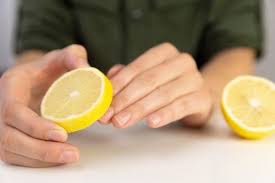 Comment Blanchir Et Durcir Les Ongles En 2020 Durcir Les Ongles Blanchir Les Ongles Comment Blanchir Les Ongles