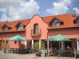 Silvester, lyžovačky, letné dovolenky, víkendové pobyty. Penzion Pizzeria Castel Podhajska