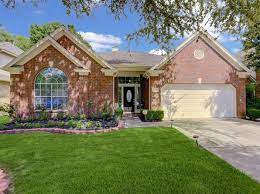 Neat 3 bedroom house to rent with separate lounge, dining room and kitchen. Bhpk7eksexdtkm