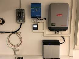 Die grundidee eines energiespeichers liegt im zeitlichen unterschied zwischen der erzeugung des stroms und dem tatsächlichen moment des verbrauchs. Germanpv Gmbh Solar Innovation Wechselrichter Photovoltaikmodule Montagesysteme Speichersysteme