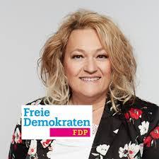 Heidi Nader's Instagram, Twitter & Facebook