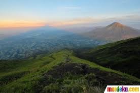 12 Pemandangan Puncak Pagi Hari Foto Menjelajahi Indahnya Gunung Sumbing Merdeka Com Download 5 Rekomendasi Resort Den Pemandangan Ilustrasi Alam Geologi