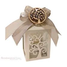 Lanterna bianca con coppia sposini, bomboniere nozze, matrimonio, anniversario moderne 2019. Lanterna Albero Della Vita Bomboniera Matrimonio Utile Completa Di Confetti Decorata Con Nastri E Applicazione Dai Color Manualidades Matrimonio Invitaciones