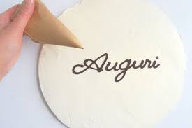 Basterà del cioccolato e una sac a poche e in pochi minuti potremo creare delle scritte per personalizzare una torta per un occasione speciale. Scrivere Su Una Torta Unicorns Eat Cookies
