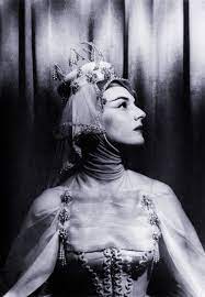 Ve scéně, kdy jsou edith (vanessa redgrave) a abby (marian seldes), hlavní postavy z prvního příběhu, v kině, běží na plátně film. Marian Seldes Wikipedia