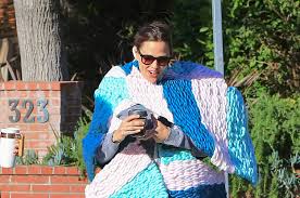 Find the perfect lenny kravitz scarf stock photos and editorial news pictures from getty images. Lenny Kravitz Is Shaking Because Jennifer Garner Is The New Giant Ass Scarf Qwing