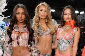 Page is taking longer to load than expected. The Gorgeous Nude Lip And Nail Colors The Victoria S Secret Models Wore At The Show Newbeauty