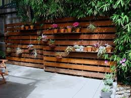 Gartenzaun Selber Bauen Aus Paletten Ausgefallene Diy Ideen Fur Den Gartenzaun Gartenzaun Selber Bauen Paletten Garten Garten Zaun Ideen