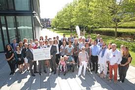 Sie ist eine hundertprozentige tochter der spanischen banco santander s.a. Gluckliche Gesichter Bei Santander Bank Spendet 110 000 Euro An Wohltatige Organisationen Foto Die Vollstandige N Gluckliche Gesichter Santander Gesicht