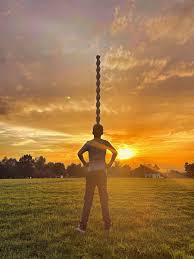 Poarta sărutului este o sculptură în piatră, realizată de constantin brâncuși, parte a tripticului ansamblului monumental din târgu jiu. Brancusi Si O Plimbare Prin Si Pe Langa Targu Jiu Travelista Ro Mereu In Asteptarea Urmatoarei Aventuri