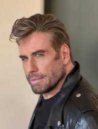 好吧,我講完艾瑪·斯通的頭髮了,我想談談他在好萊塢碗上為《唱歌》戴的約翰·特拉伏塔的假髮。 他忘記丹尼·祖克的頭髮長什麼樣了嗎? 反正頭髮看起來很帥!  誰管他戴假髮,很多演員都會。 投入Character John!