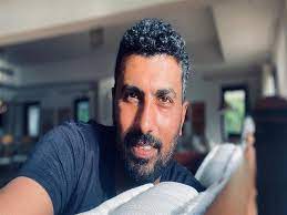 أعلنت الشركة المتحدة للخدمات الإعلامية في مصر، وقف التعامل مع المخرج وكاتب السيناريو المصري محمد سامي. Ø¨Ø¹Ø¯ ÙˆÙ‚Ù Ø§Ù„Ù…ØªØ­Ø¯Ø© Ø§Ù„ØªØ¹Ø§Ù…Ù„ Ù…Ø¹Ù‡ 5 Ø£Ø®Ø·Ø§Ø¡ Ø§Ø±ØªÙƒØ¨Ù‡Ø§ Ù…Ø­Ù…Ø¯ Ø³Ø§Ù…ÙŠ ÙÙŠ Ù…ØµØ±Ø§ÙˆÙ‰