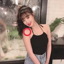 She has also stated in the past that this is the tattoo she likes the most and finds the cutest. Soojin Tattoo A Cross On Back Of Her Left Shoulder Just Bluesky