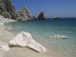 La spiaggia è una delle più equipaggiate del conero, infatti per ciò che concerne i servizi, avrai a disposizione: Spiaggia Delle Due Sorelle Conero Picture Of Sirolo Province Of Ancona Tripadvisor