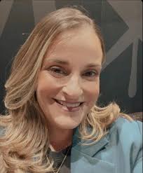 Ever feel like you're navigating success alone? Ever feel like your IRL  contacts don't quite 'get' the path you're on? Surrounding yourself with  the right people