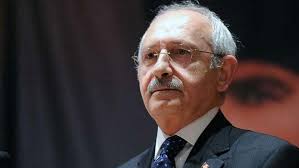 Kemal kılıçdaroğlu 17 aralık 1948 yılında tunceli nazimiye ilçesinde doğmuştur.annesinin ismi yemuş 1999 tarihinde ise s.s.k'dan emekli olmuştur.selvi kılıçdaroğlu ile evlidir ve 3 çocuğu. Chp Lideri Kemal Kilicdaroglu Nun Dayisi Hayatini Kaybetti Son Dakika Haberleri