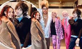 Is a big fan of rashida jones. Fka Twigs And The 1975 S Matt Healy Attend Dragcon With His Loose Women Star Mum Denise Welch Daily Mail Online