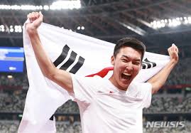 올림픽 우상혁, 도쿄 2.33m 성공 환호 (도쿄=연합뉴스) 한상균 기자 = 도쿄올림픽 남자 높이뛰기 우상혁이 1일 도쿄 올림픽스타디움에서 열린 결선에서 2.33m 바에 성공한 뒤 환호하고 있다. Ufr0gskgv0c5im