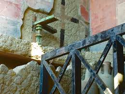 Herculaneum A Single Bed Leg That Survived The 79 A D Eruption Sits On A Second Floor Level That Has Mostly Disap Pompeii And Herculaneum Herculaneum Pompeii