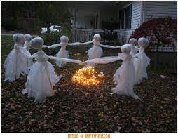 Scary Halloween Decoration Ideas For Outside 34 Yard Pics Http Www Snappypixels Com Diy Halloween Lawn Halloween Lawn Ghosts Halloween Ghost Decorations