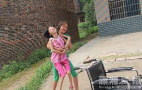 China German China Org Cn 13 Jahriges Madchen Tragt Polio Kranke Mitschulerin Zur Schule