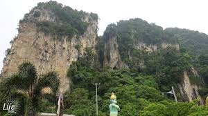 Named after the sungai batu or the batu river which flows nearby, batu caves is a limestone hill with a series of caves and cave temples in the gombak district of malaysia. Die Batu Caves Bei Kuala Lumpur Und Aufdringliche Affen