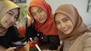 Mirror, cermin, comment, selfies, kaki lima, raid level, cermin baru. Malay Selfie Stock Video Footage 4k And Hd Video Clips Shutterstock