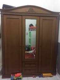 Material bahan baku kayu jati pilihan berkualitas. Lemari Baju Kayu 3 Pintu Perabotan Rumah Di Carousell