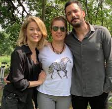 Yakışıklılığı ve karizmatik duruşu ile herkesin beğenisini kazanan kiralık aşk yine araştırıp buldukça bu sayfamızda barış arduç nereli kaç yaşında boyu kaç ve kilosu kaç gibi. Baris Arduc Burcu Biricig In Annesi Kuzgun Setini Facebook