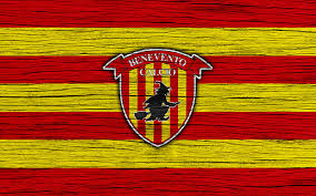 Algunos de los elementos que se han utilizado a menudo en el logotipo del club de fútbol italiano benevento a lo largo de su historia son un jabalí, una bruja y rayas de color rojo y amarillo. Hd Wallpaper Soccer Benevento Calcio Emblem Logo Wallpaper Flare