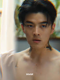 SYOK BERATTTT😞🙏🏻 karena mode open jidat cakep bgt, aku sampe kepo.  ternyata dia salah satu saudara kembar 4 di our beautiful summer😫 mana  tayangnya berdekatan lagi. untungnya awalnya ngga ngeh😞 ...