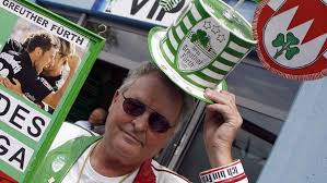 Alors que les anciennes tenues étaient souvent ornées de bandes horizontales, le nouveau maillot domicile de greuther fürth présente un design très moderne doté notamment d'un nouveau motif baptisé « hexacamo ». Spvgg Greuther Furth Gesiegt Gefallen Auferstanden Spvgg Greuther Furth 2 Bundesliga Fussball Sport Themen Br De