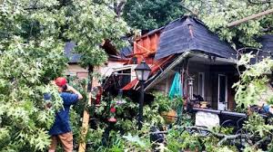 The june 29 derecho damage extended over a much greater length, and the storm brought wind gusts of more than 90 miles (145 kilometers) per hour. 4 Killed As Midwest Derecho Leaves Destruction In Iowa Illinois Indiana More Than 1 Million Lost Power The Weather Channel Articles From The Weather Channel Weather Com