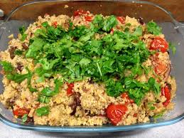 In a bowl mix together the sugar, one tablespoon each of olive oil and balsamic vinegar and some salt and pepper. Couscous Mit Gegrillten Tomaten Karamellisierten Honig Zwiebeln Sultaninen Gerosteten Mandeln Und Arganol