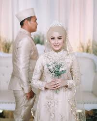 Tampil mempesona di hari perkawinan tidak harus membuka. 23 Inspirasi Gaun Pengantin Muslimah Yang Modern Updated 2021 Bukareview