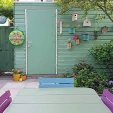 schuur verven en opknappen zo heb je altijd groen en kleur in de tuin tuin buitendecoraties schutting tuin