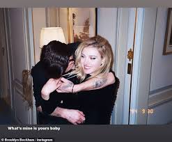 Fakten über brooklyn beckhams model freundin. Brooklyn Beckham Kann Nicht Halten Seine Hande Von Freundin Nicola Peltz Aktuelle Boulevard Nachrichten Und Fotogalerien Zu Stars Sternchen