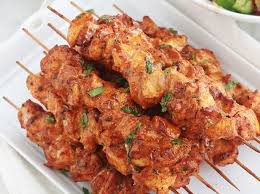 Brochettes De Poulet Au Paprika Et Aux Fines Herbes Au Four Recette Brochette Poulet Brochette Poulet Poulet Paprika