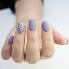 Gel Nagel Nicht Nur Im Sommer Sind Shellac Und Andere Gel Lacke Die Bis Zu Vier Wochen Halten Sollen Verlockend Shellac Nagellack Nagel Gel Schellack Nagel