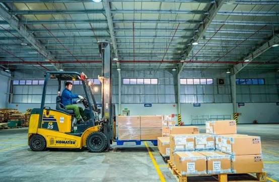 Xe nâng điện đang vận hành trong kho hàng