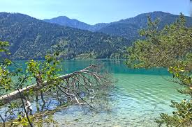 Der auf 930 m gelegene weissensee ist der höchstgelegene der kärntner badeseen. Karntens Karibik Die Besten Tipps Fur Den Weissensee