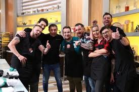 Alexandru popa a făcut senzație în a treia ediție a emisiunii chefi la cuțite din sezonul șapte, reușind să primească nu unul, ci chiar două cuțite de aur! Chefii Si Au Ales Echipele Sezonului Sapte Emisiunea Lider Detasat De AudienÅ£a