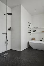 Preto Branco E Madeira Clara Em Uma Autentica Casa Escandinava Casa Vogue Casas Tendencias Para Banheiro Design De Interiores De Banheiro Banheiro Estilo Moderno