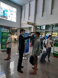 Lượng hành khách tại sân bay tân sơn nhất vẫn đông đúc dù tình hình dịch bệnh phức tạp trở lại tất cả hành khách đều chủ động đeo khẩu trang khi đến sân bay.cho biết, gia đình anh có mặt tại sân bay tân sơn nhất từ 8h sáng để bay ra hà nội. San Bay Tan SÆ¡n Nháº¥t Nhá»™n Nhá»‹p Trá»Ÿ Láº¡i Dá»«ng Láº¥y Máº«u Xet Nghiá»‡m Covid 19 Bao NgÆ°á»i Lao Ä'á»™ng