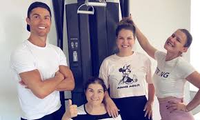 Georgina rodriguez, ünlü rus model irina shayk'tan sonra ronaldo'nun fifa yılın en i̇yileri ödül törenine getirdiği ikinci sevgilisi oldu. Cristiano Ronaldo Just Gave His Mum The Most Incredible Gift Hello