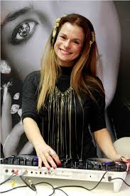 A dj espalhou as lembranças de natal no chão e no conjunto existem brinquedos, livros, roupa e muito mais. 5Âª Aniversario De Hollywood Nails Reune Famosos Movenoticias