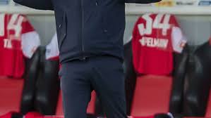 Die partie wird ohne fans ausgetragen. In Preparation For Bayern Munich Sc Freiburg Manager Christian Streich Grabbed His Shovel And Got To Work Bavarian Football Works