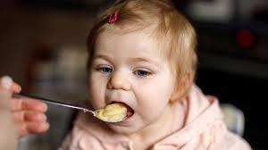 Wann ist es zeit den ersten babybrei zu kochen? Beikoststart Ist Mein Baby Bereit Fur Den Ersten Brei Hallo Eltern