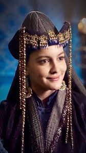 tarken hatun malkia wa uswaz 😅kwa sasa anashambuliwa pande mbili naye ni  #gevher na #elcin mchepuko wa melkshah 😅😅 Naona kuna doctor mpya kaletwa  kwa ajili ya #seferiy ngoja apone tuone ataringia