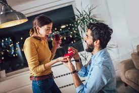 In den eigenen vier wänden können sie wunderbar eine romantische atmosphäre mit rosenblättern, rosen, kerzen und einer heiratsantrag im urlaub. Heiratsantrag Zu Hause Tipps Beispiele Von Antragen Zuhause